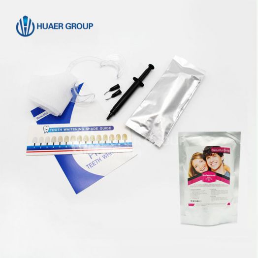 Два пациента используют гель для отбеливания зубов Pro Teeth Whitening Gel Kit, используемый стоматологом клиники