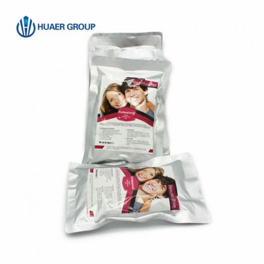 Два пациента используют гель для отбеливания зубов Pro Teeth Whitening Gel Kit, используемый стоматологом клиники